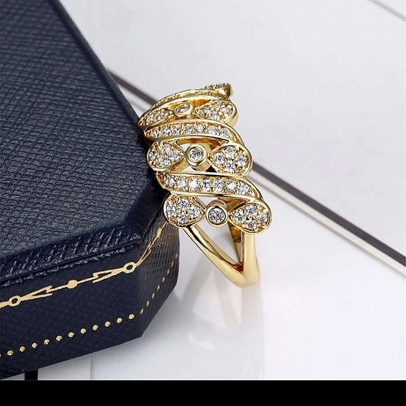 Ladies Zircon Ring. - Picture 5 of 7